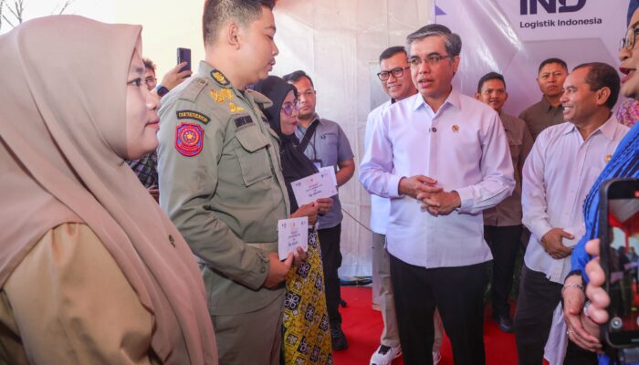 Menaker Tinjau Penyaluran BSU 2025 di Makassar, Serap Aspirasi Pekerja Penerima