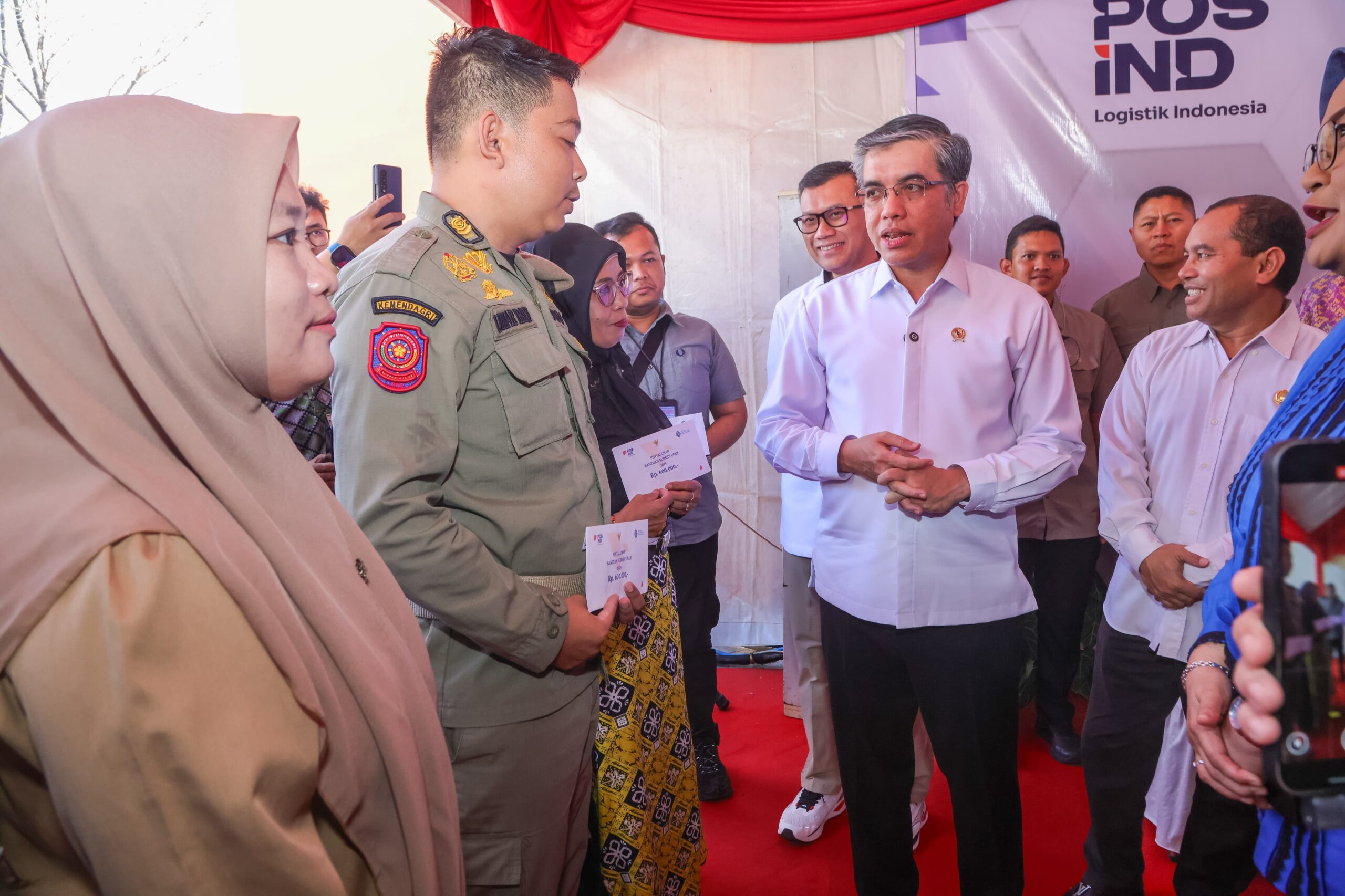 Menaker Tinjau Penyaluran BSU 2025 di Makassar, Serap Aspirasi Pekerja Penerima