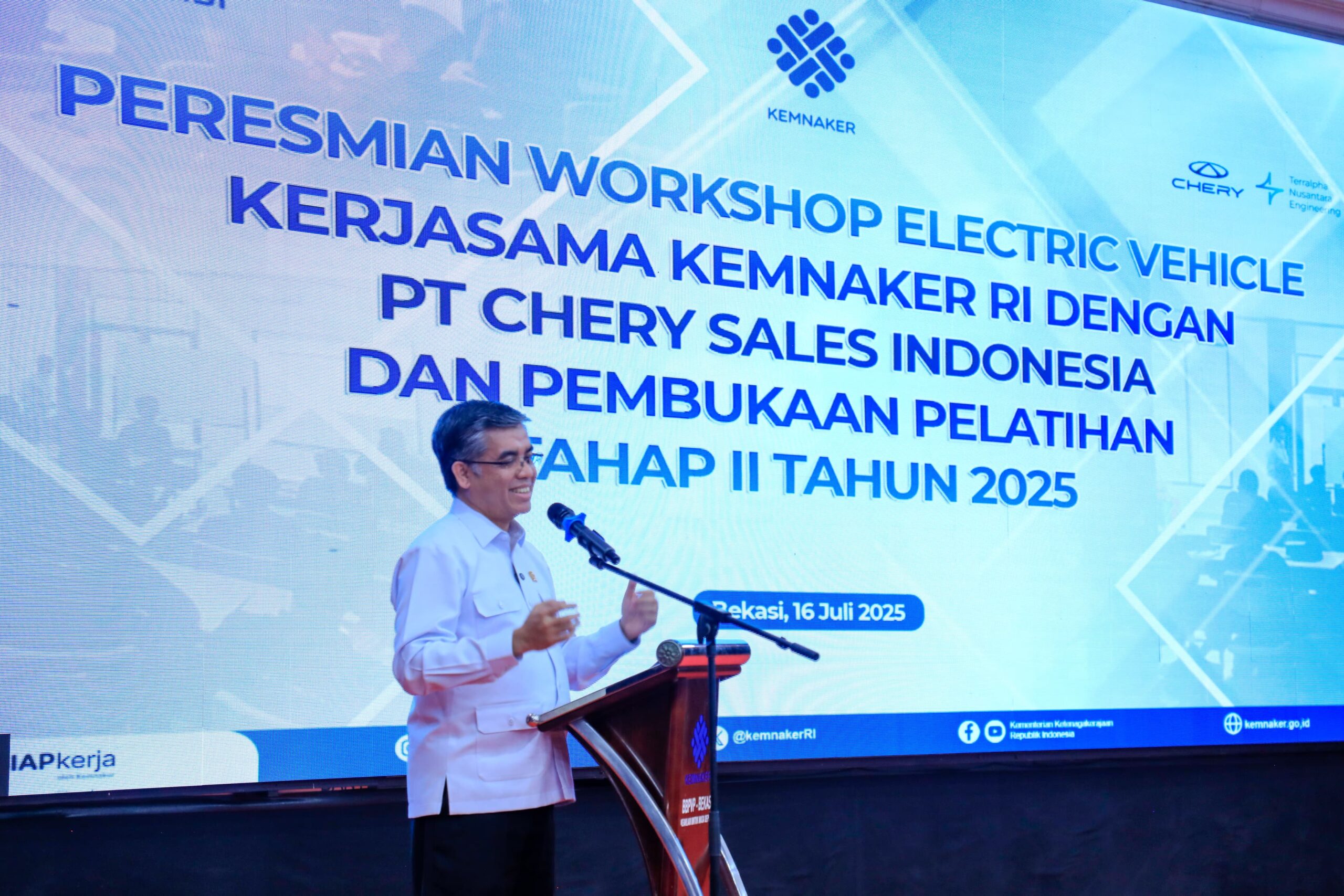 Menaker Resmikan Workshop Kendaraan Listrik dan Buka Pelatihan Tahap II di BBPVP Bekasi