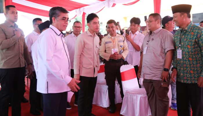 Wapres Gibran dan Menaker Tinjau Penyaluran BSU 2025 di Pekanbaru