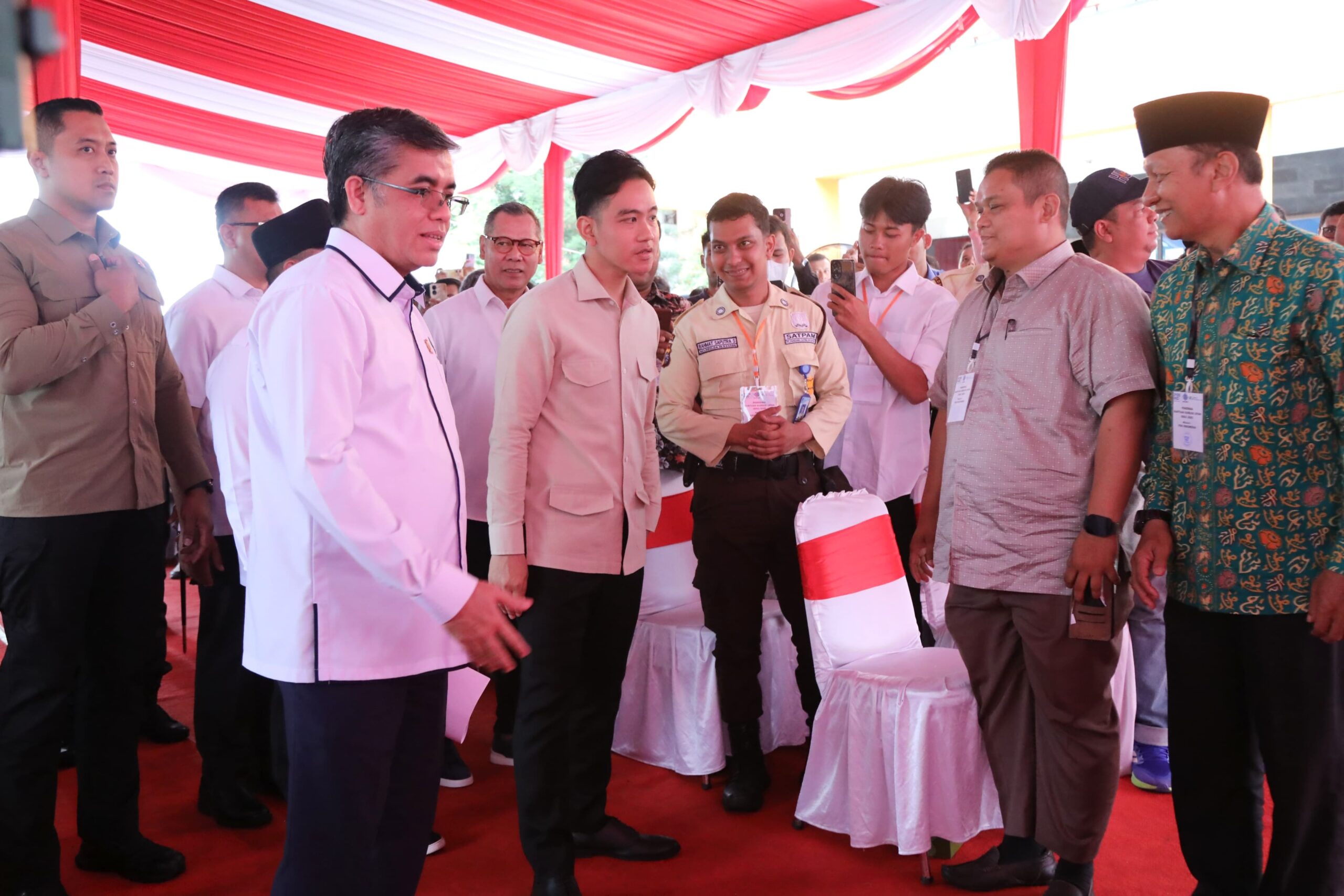 Wapres Gibran dan Menaker Tinjau Penyaluran BSU 2025 di Pekanbaru