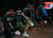 Ole dan Klok Unjuk Kebolehan Juggling dalam Jumpa Pers Piala Presiden 2025 Jakarta Ole dan Klok Unjuk Kebolehan Juggling dalam Jumpa Pers Piala Presiden 2025 Jakarta