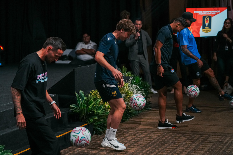 Ole dan Klok Unjuk Kebolehan Juggling dalam Jumpa Pers Piala Presiden 2025 Jakarta
