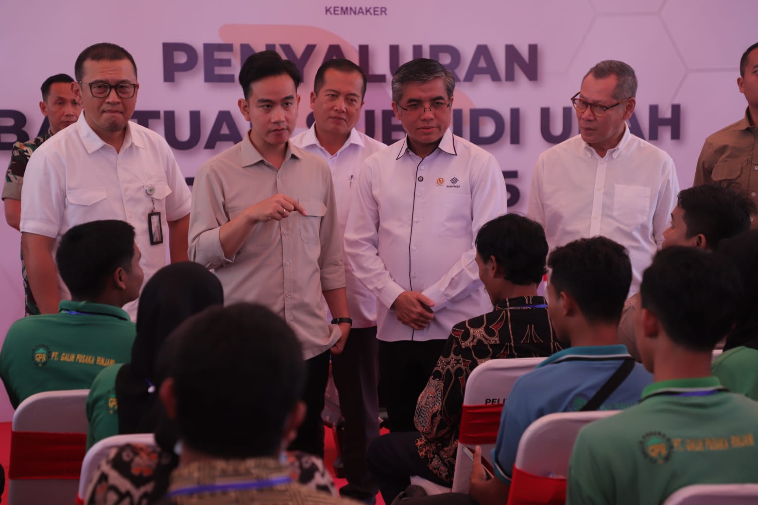 Wapres Gibran dan Menaker Yassierli Tinjau Penyaluran BSU di Lombok