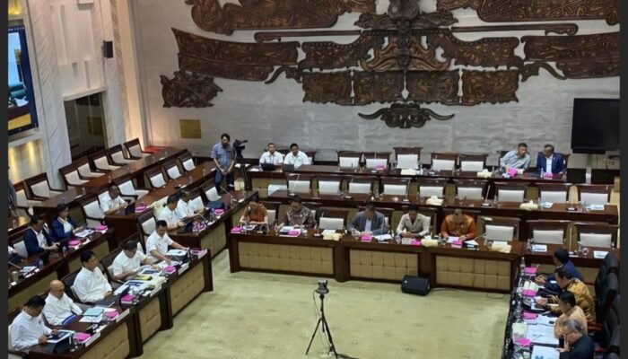 Purbaya Yakinkan DPR RI Harga BBM Subsidi Tidak Naik di 2026, DPR Tepuk Tangan